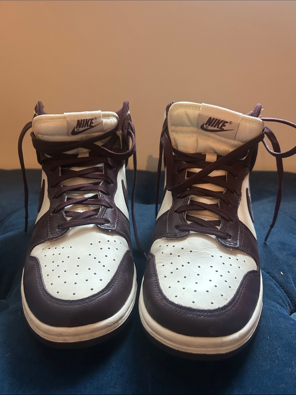 Nike women's  High-Top Sneakers in White and dark burgundy